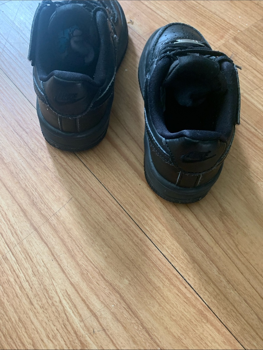 Nike kids Black Low-Top Leather Sneakers with Silver Lace Tag - Picture 3 of 5